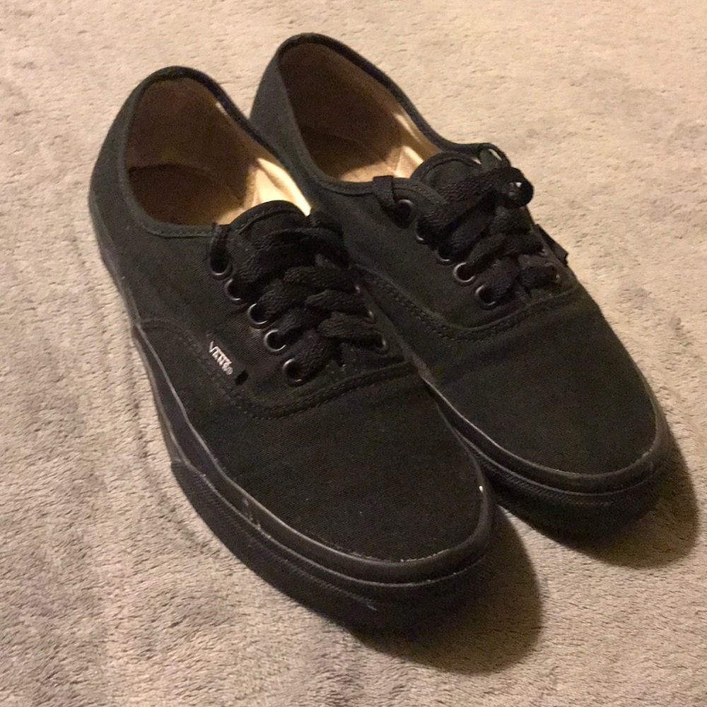 Vans shoes black one shoe is missing shoe lace